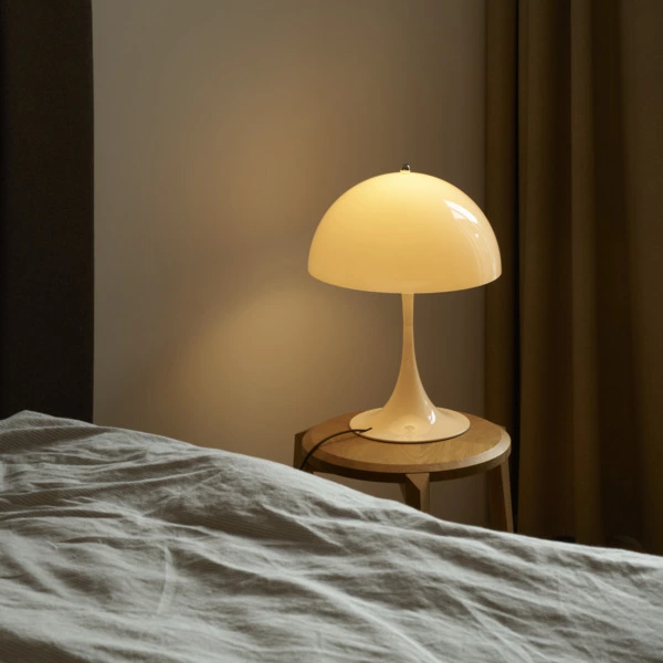 Panthella 320 Pöytävalaisin beige