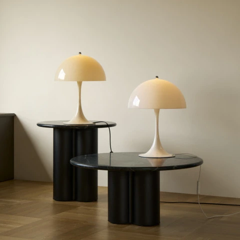 Panthella 320 Pöytä valo päällä