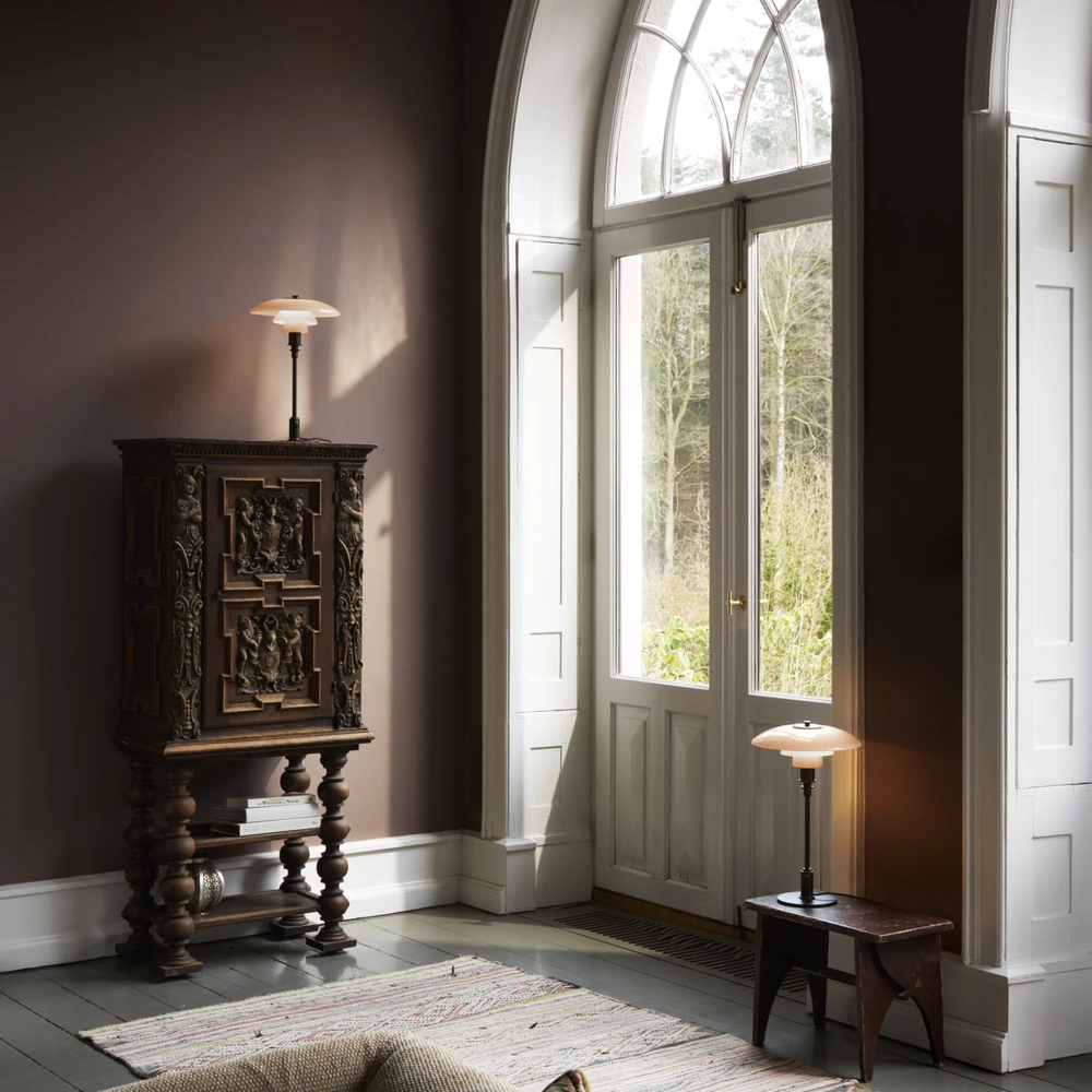 PH 3/2 Dusty Terracotta pöytävalaisin valo päällä